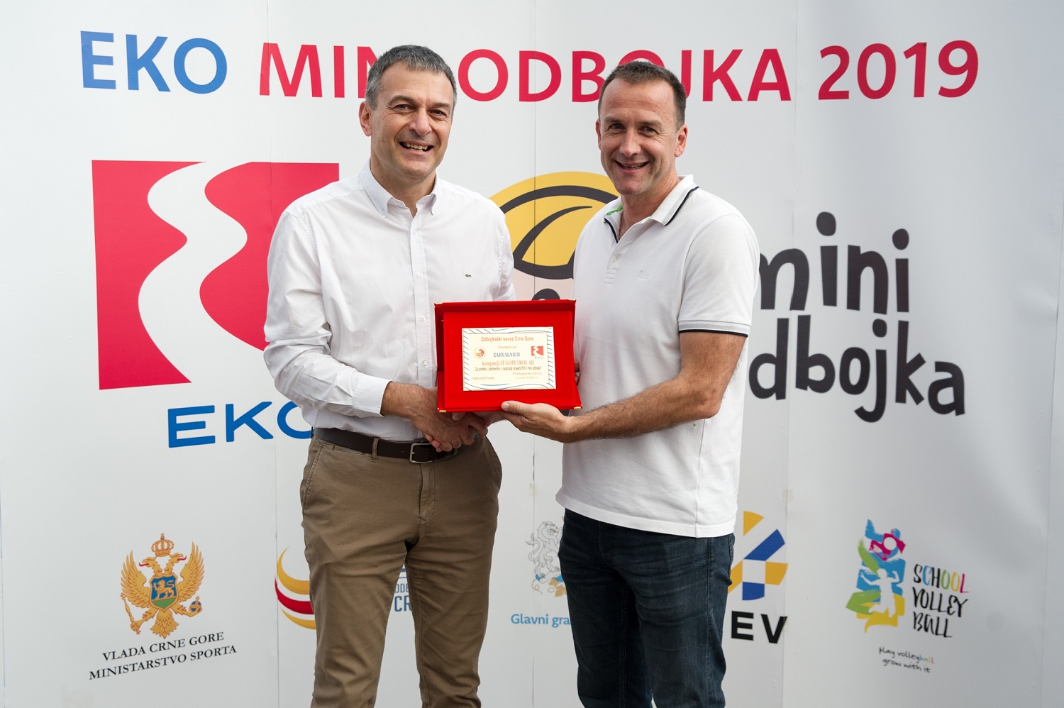 Izvršni direktor Jugopetrola g-din Antonis Semelides. Predsjednik Odbojkaškog saveza Crne Gore Cvetko Pajković eko mini odbojka