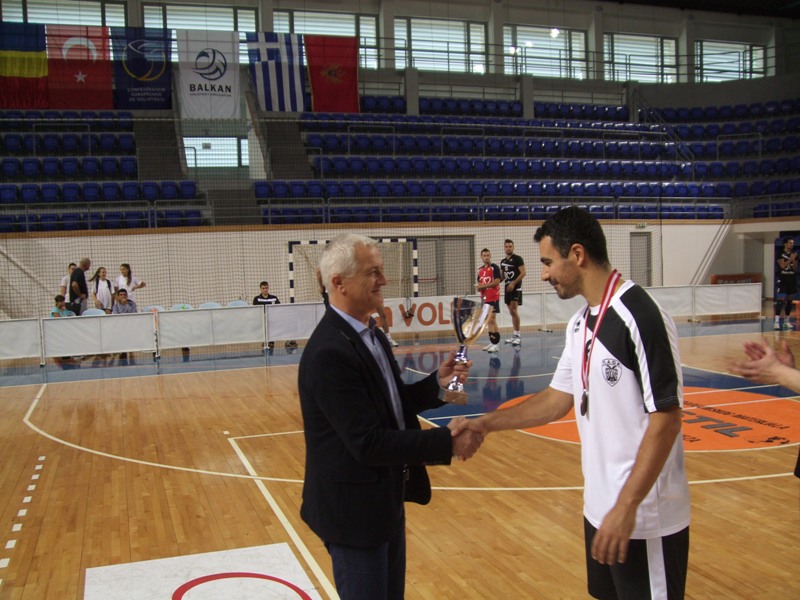 Dragan Nikezić uručuje pehar kapitenu PAOK-a Kornetasu