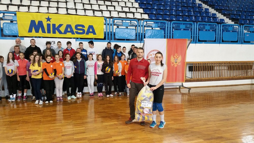 Generalni sekretar OSCG Ivan Bošković uručio lopte kapitenu Volley Stara Sanji Vukićević