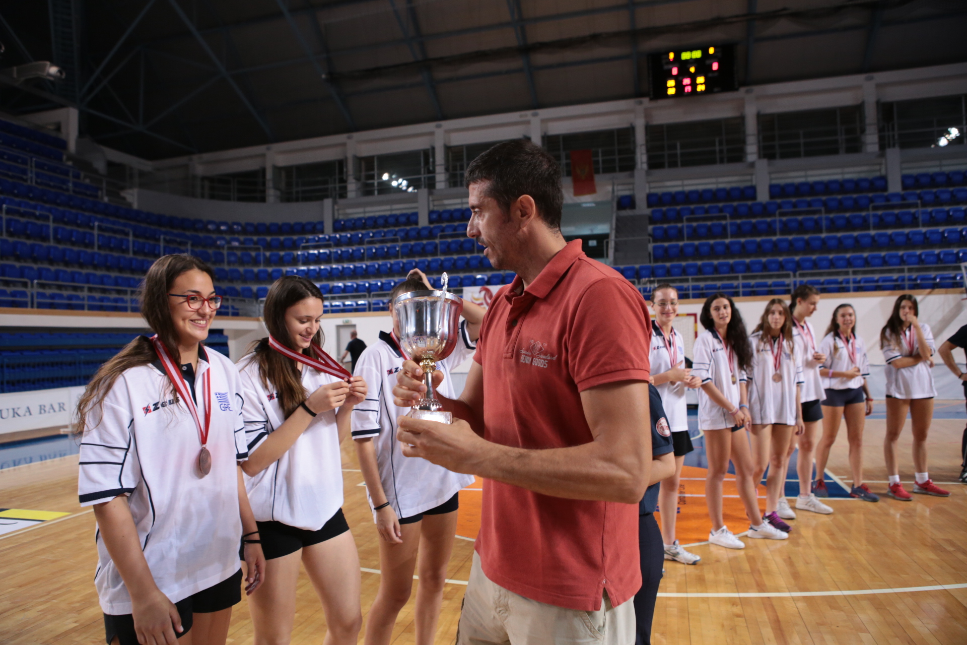 Nikola Vujačić uručuje pehar reprezentaciji Grčke